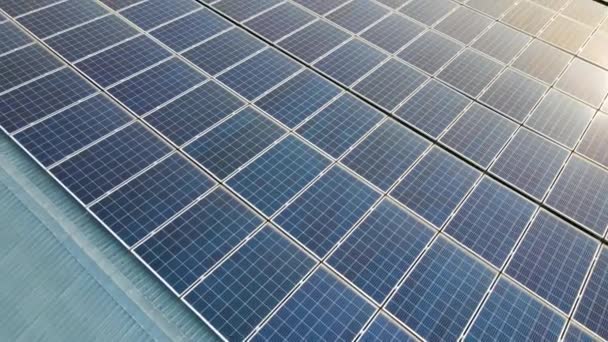 Gros Plan Surface Des Panneaux Solaires Photovoltaïques Bleus Montés Sur — Video