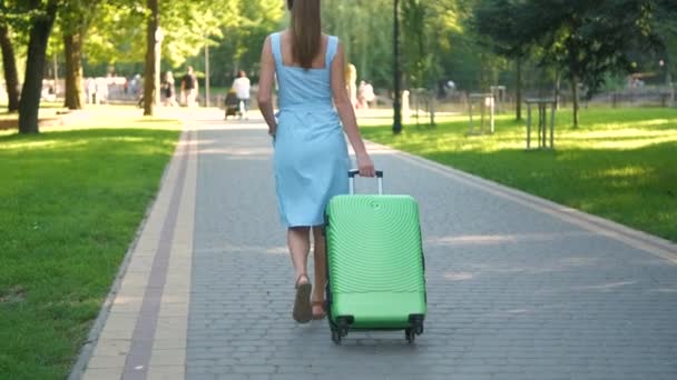 Jeune Femme Marchant Sur Trottoir Parc Avec Une Valise Verte — Video