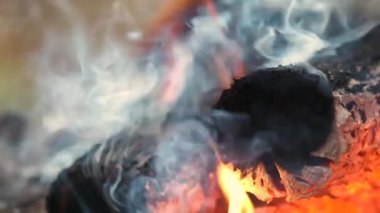 Parlak yanan odunları, sarı alevlerle kapatın..