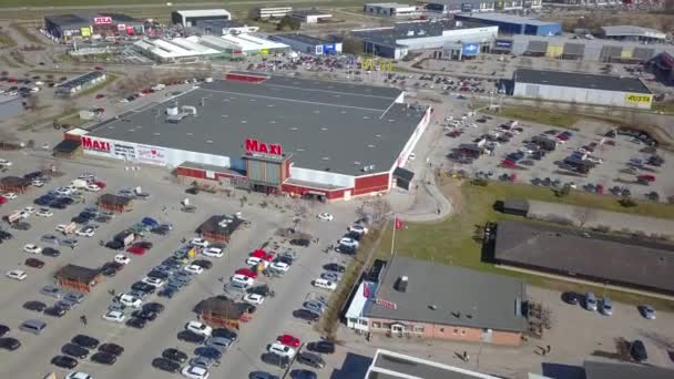 Top Aerial View Many Cars Parking Lot Department Store — Stock Video