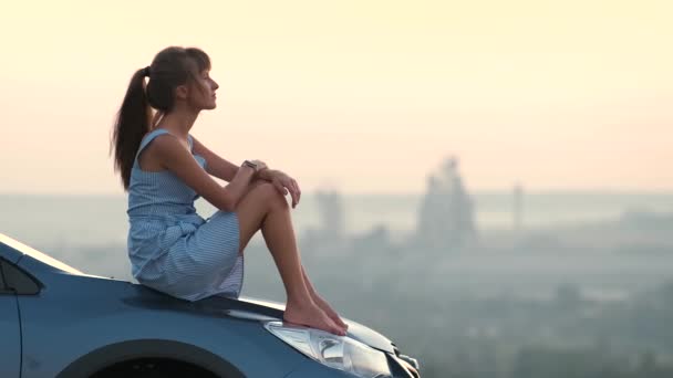 Boldog Fiatal Kék Ruhában Jármű Motorháztetőjén Nézi Naplemente Kilátás Nyílik — Stock videók