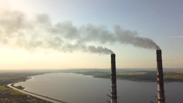 石炭発電所から灰色の汚れた煙と背の高い煙突パイプの空中ビュー 化石燃料を用いた電気の生産 — ストック動画