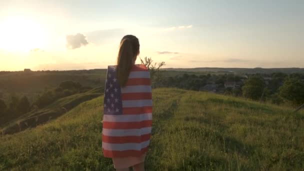 Šťastná Mladá Žena Pózující Národní Vlajkou Usa Stojící Venku Při — Stock video