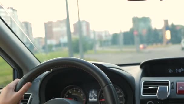 Rückansicht Einer Autofahrerin Steuer Eines Autos Auf Einer Stadtstraße — Stockvideo