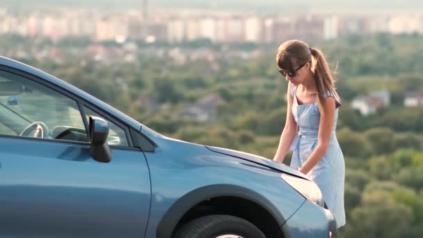 Kaputu Açık Bozuk Bir Arabanın Yanında Duran Genç Bir Kadın — Stok video