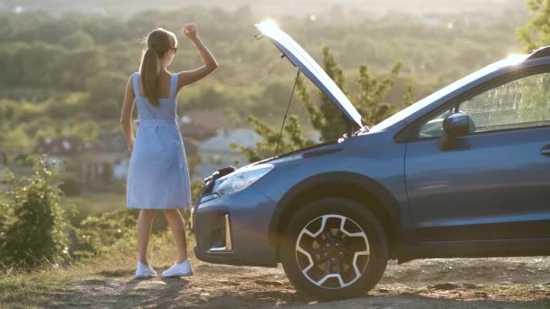 Pembalap Wanita Muda Yang Bingung Berdiri Dekat Mobil Rusak Dengan — Stok Video