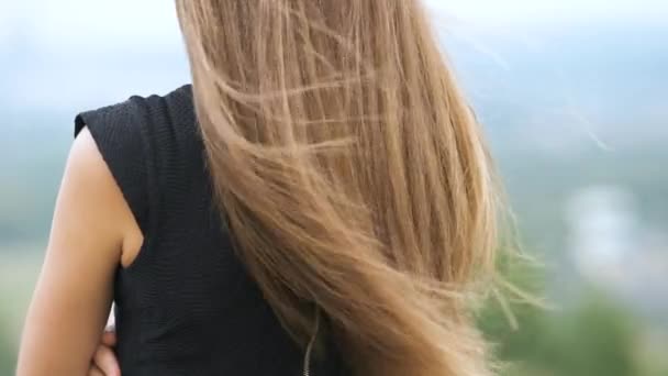 Nahaufnahme Von Langen Weiblichen Haaren Die Bei Leichtem Wind Freien — Stockvideo