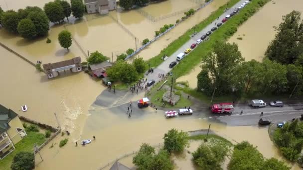 Pemandangan Udara Rumah Rumah Banjir Dan Kendaraan Penyelamat Menyelamatkan Orang — Stok Video