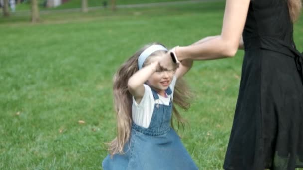 年轻快乐的妈妈和她的小女儿一起跳起来 在绿色的夏季公园里玩乐 — 图库视频影像