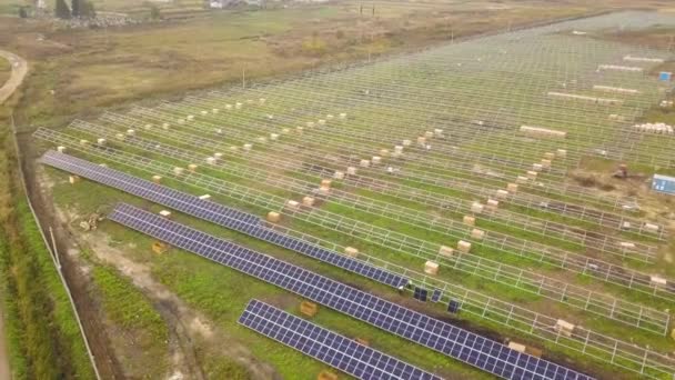 Yeşil Alanda Inşa Halindeki Güneş Enerjisi Santralinin Havadan Görüntüsü Temiz — Stok video