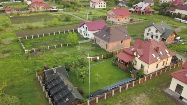Banliyö Evleri Yeşil Çimlerle Kaplı Özel Çatıda Güneş Panelleri Mavi — Stok video
