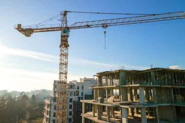 Yüksek kule vincinin ve inşaat halindeki apartmanların havadan görüntüsü. Gayrimenkul geliştirme.