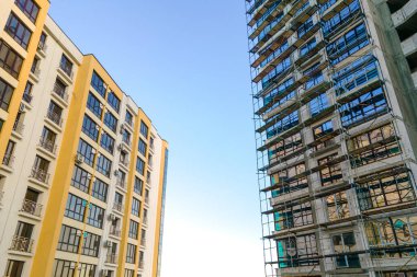 İnşaat halindeki yüksek apartmanın havadan görüntüsü. Gayrimenkul geliştirme.