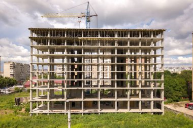 İnşaat halindeki tek katlı beton binanın havadan görünüşü. Gayrimenkul geliştirme.