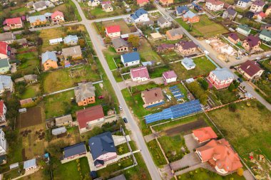 Yerleşim yerinin kırsal kesimindeki ev çatılarının hava görüntüsü.