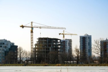 Kule vinçlerinin ve inşaat halindeki apartmanların havadan görüntüsü. Gayrimenkul geliştirme.