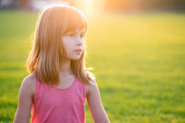 Sıcak bir yaz akşamında dışarıda dinlenen mutlu bir kızın portresi..