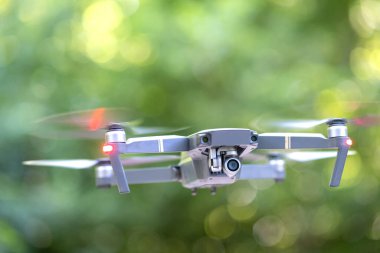 Hızlı dönen pervaneleri ve havada uçan video kamerası olan İHA uçakları.