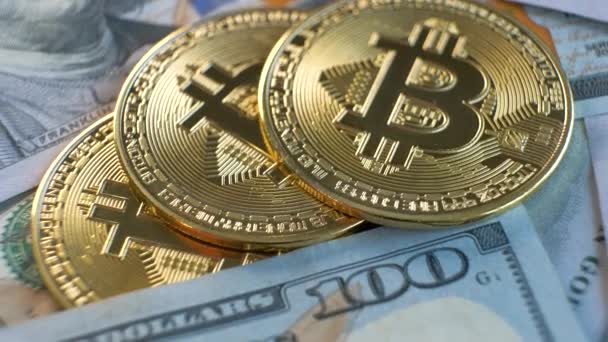 Zamknij Metalowe Błyszczące Kryptowaluta Bitcoin Monety Banknotach Dolara Amerykańskiego Zdecentralizowana — Wideo stockowe