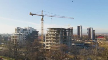 Yüksek kule vincinin ve inşaat halindeki apartmanların havadan görüntüsü. Gayrimenkul geliştirme.