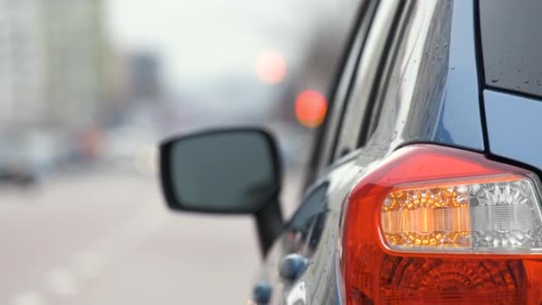 Primer Plano Luz Trasera Coche Roto Estacionado Una Calle Ciudad — Vídeos de Stock