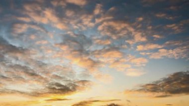 Gün batımında mavi gökyüzünde hızla hareket eden bulutlarla birlikte zaman akıp gidiyor..