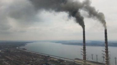 Kömür santralinin havadan görünüşü siyah dumanlı yüksek borular atmosferi kirletiyor.