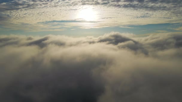 Tijdsverloop Met Snel Bewegende Wolken Aan Blauwe Hemel Bij Zonsondergang — Stockvideo