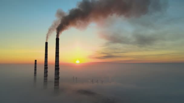 Luftaufnahme von Kohlekraftwerk hohen Rohren mit schwarzem Rauch aufsteigen verschmutzen Atmosphäre bei Sonnenuntergang.