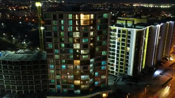 Yüksek Katlı Apartman Binaları Geceleri Şehir Merkezinde Pencereleri Aydınlatılmış — Stok video