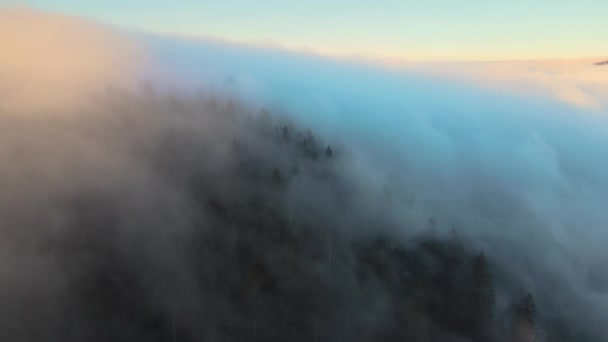 Vista Cima Paisagem Vibrante Nuvens Nebulosas Cobrindo Colinas Montanha Casas — Vídeo de Stock