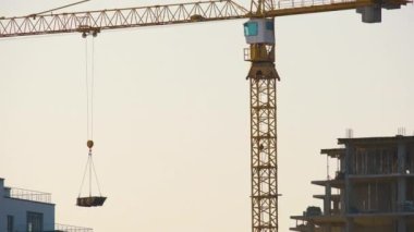 Kule vinçlerinin ve inşaat halindeki apartmanların havadan görüntüsü. Gayrimenkul geliştirme.