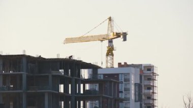 Kule vinçlerinin ve inşaat halindeki apartmanların havadan görüntüsü. Gayrimenkul geliştirme.