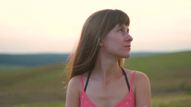 Retrato Mujer Joven Pelo Largo Aire Libre Verano — Vídeo de stock