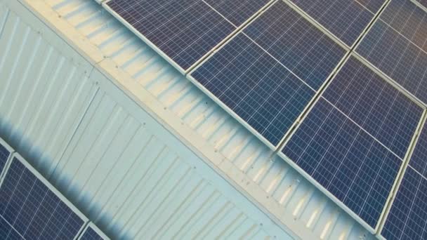 蓝色光伏太阳能电池板安装在建筑物的屋顶上 以产生清洁的生态电力 可再生能源概念的生产 — 图库视频影像