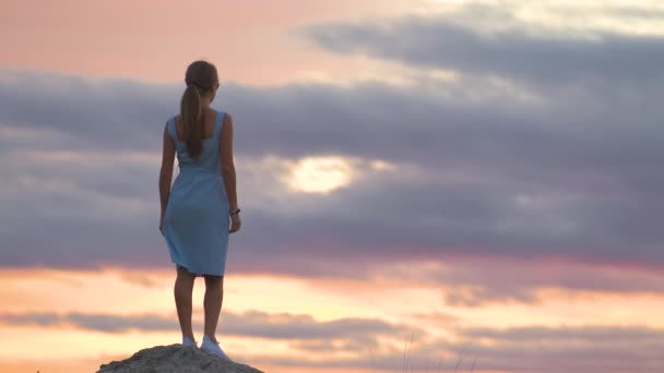 Donker Silhouet Van Een Jonge Vrouw Zomerse Jurk Die Buiten — Stockvideo