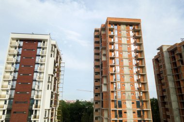 Yüksek konut binaları yapım aşamasında. Gayrimenkul geliştirme.