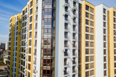 Şehir merkezindeki yüksek katlı apartmanlar..