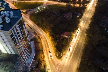 Yüksek katlı apartman binaları. Geceleri şehir merkezinde pencereleri aydınlatılmış..