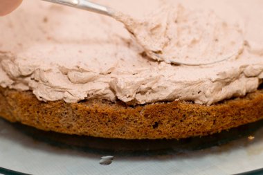 Evde kek pişirme süreci. Kremalı çikolatalı bisküvi yakın çekim. Mutfak ve lezzetli tatlı konsepti.