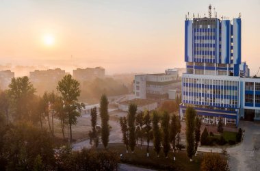 Şafak vakti modern şehrin panoramik üst hava manzarası