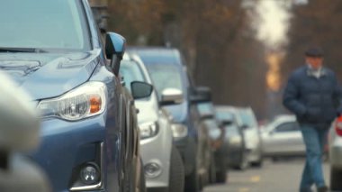 Arabalar şehir sokaklarında arka arkaya park edilmiş..