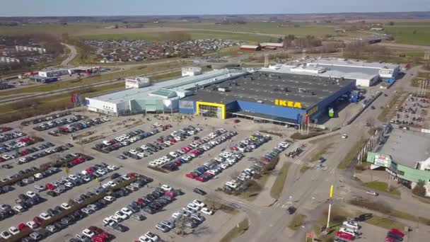 Luftaufnahme Vieler Autos Auf Einem Parkplatz Des Ikea Kaufhauses — Stockvideo