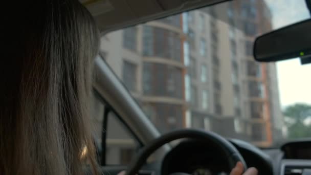 Visão Traseira Motorista Feminino Atrás Volante Dirigindo Carro Uma Rua — Vídeo de Stock
