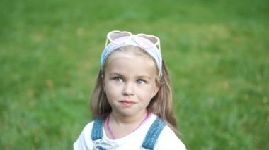 Yazın açık havada mutlu bir kız çocuğunun portresi..