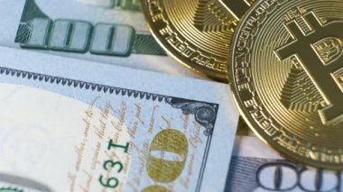 ABD doları banknotlarındaki metal, bitcoin kripto paralarını kapatın. Elektronik merkeziyetçi para kavramı.