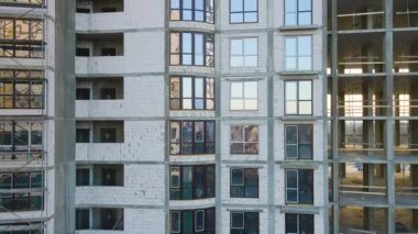 İnşaat halindeki yüksek apartmanın havadan görüntüsü. Gayrimenkul geliştirme.