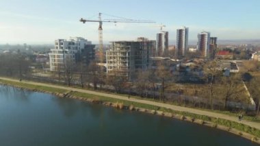 Yüksek kule vincinin ve inşaat halindeki apartmanların havadan görüntüsü. Gayrimenkul geliştirme.