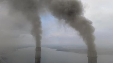 Kömür santralinin havadan görünüşü siyah dumanlı yüksek borular atmosferi kirletiyor.