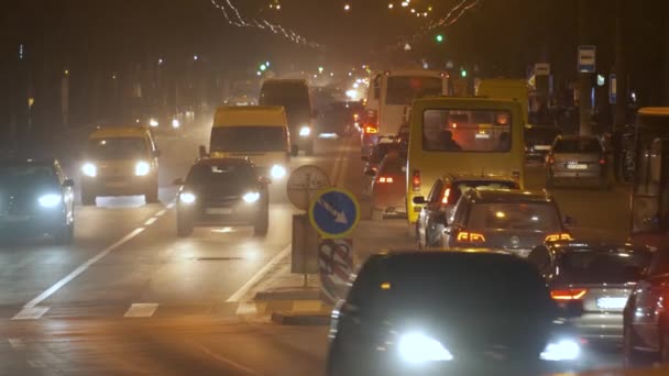 Trafikstockning Med Många Bilar Rör Sig Långsamt Stadens Gata Natten — Stockvideo